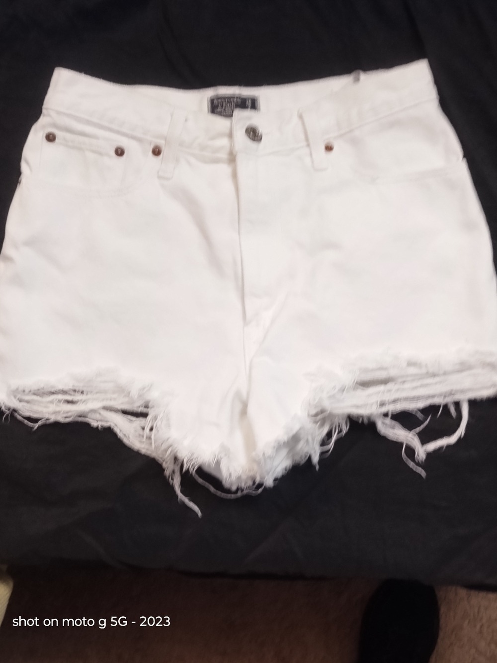Abercrombie Fitch White Frayed Denim Cutoff Shorts Annie Hi Size 26 - Picture 1 of 4